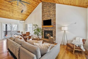 TV - Modern Log Cabin, Hot Tub, 5 Mins to Winery/Brwry! (Logan)