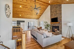 TV - Modern Log Cabin, Hot Tub, 5 Mins to Winery/Brwry! (Logan)