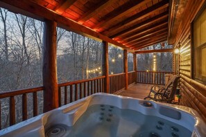 Outdoor spa tub - Modern Log Cabin, Hot Tub, 5 Mins to Winery/Brwry! (Logan)
