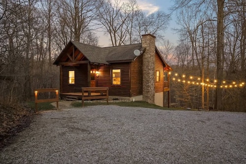 Modern Log Cabin, Hot Tub, 5 Mins to Winery/Brewery!