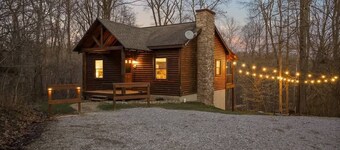Modern Log Cabin, Hot Tub, 5 Mins to Winery/Brewery!