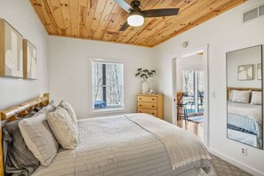 2 bedrooms, iron/ironing board, travel crib, WiFi - Modern Log Cabin, Hot Tub, 5 Mins to Winery/Brwry! (Logan)