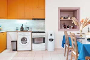 Réfrigérateur, four, plaque de cuisson, cafetière/bouilloire