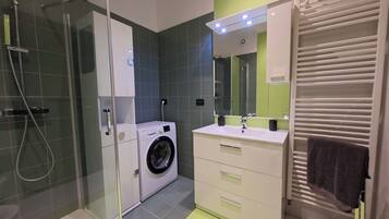 Dusche, Haartrockner, Bidet, Handtücher