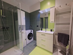 Shower, hair dryer, bidet, towels - TWO-ROOM APARTMENT WITH PRIVATE GARDEN (Cuneo)