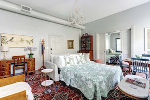 2 bedrooms, iron/ironing board, WiFi, bed sheets - The Murphy House Parlor Suite  | Chippewa View (Savannah)