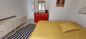 2 bedrooms, desk, iron/ironing board, free WiFi