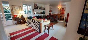 TV, books, computer monitors, printers - Bright and quiet bungalow 93 m2 with terrace, Nîmes - 4/5 pers (Nîmes)