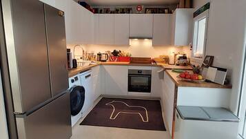 Een koelkast, een microgolfoven, een oven, een kookplaat
