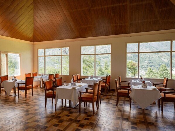 Restaurant - RishiBhumi Wellness Retreat - Manali (Kullu)