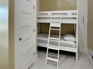 5 Schlafzimmer, Bügeleisen/Bügelbrett, kostenloses WLAN, Bettwäsche