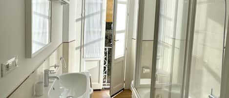 Apartamento conforto, vista para a cidade | Banheiro