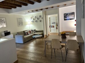 Comfort-lejlighed - byudsigt | Opholdsområde | 43-tommers smart-tv med digitale kanaler