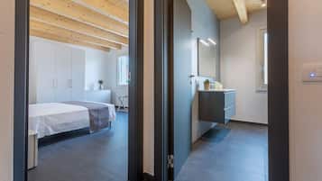 4 habitaciones y tabla de planchar con plancha