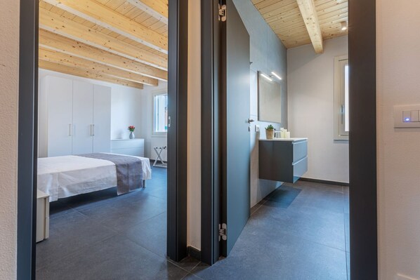 4 bedrooms, iron/ironing board