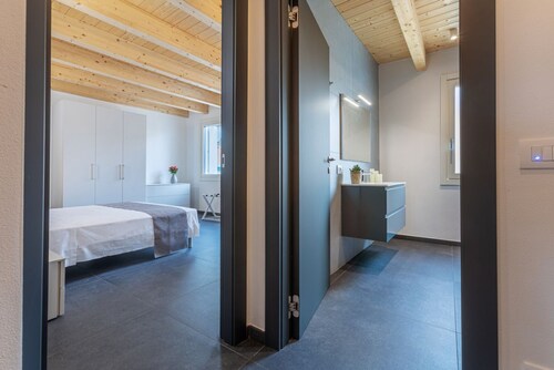 GuestHost - New and spacious apartment of about 145 sqm, capable of accommodating up to 11 people, located on the second floor of a modern building without a lift.The property is located in a residential area of ​​Ferrara, a few minutes walk from the