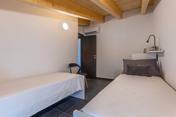 4 Schlafzimmer, Bügeleisen/Bügelbrett
