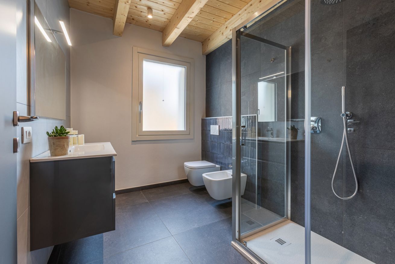 Ducha, secador de pelo, bidet, toallas