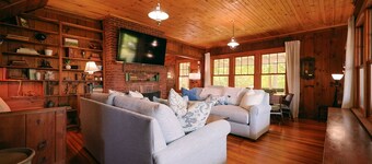 Tidebend: River views and gracious comfort