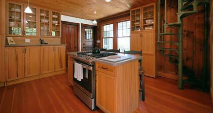 Tidebend: River views and gracious comfort