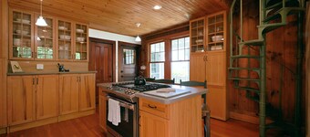 Tidebend: River views and gracious comfort