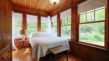 6 bedrooms, iron/ironing board, WiFi, bed sheets