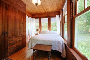6 bedrooms, iron/ironing board, WiFi, bed sheets