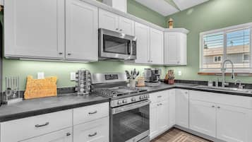 Refrigerador, microondas, horno, placa de cocina