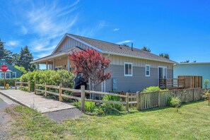 Exterior - Welcome to your perfect coastal escape! 3-bedroom, 2-bath Beach Bungalow (Lincoln City)
