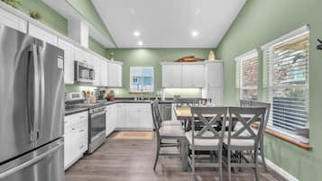 Refrigerador, microondas, horno, placa de cocina