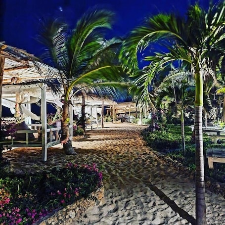 Plage. Visiwa Beach Resort