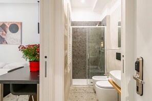 Comfort-Doppel- oder -Zweibettzimmer, 1 Queen-Bett, Kochnische | Badezimmer | Dusche, kostenlose Toilettenartikel, Haartrockner, Handtücher