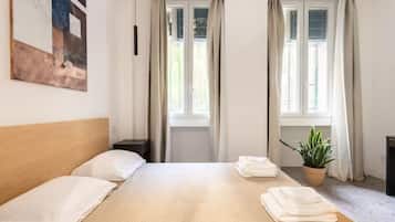 Habitación Confort con 1 cama matrimonial o 2 individuales | Edredón, escritorio, espacio para trabajar con laptop y wifi gratis