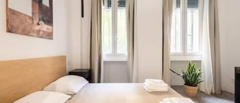Comfort dubbelrum eller tvåbäddsrum | Duntäcken, skrivbord, arbetsyta för laptop och gratis wi-fi