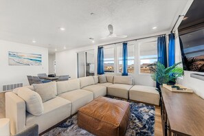 Appart'hôtel, 3 chambres | Coin séjour | TV connectée