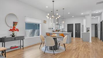 Bungalow, 4 Bedrooms | Dining