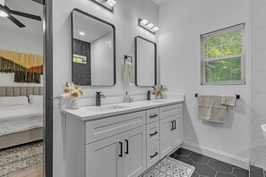 Bungalow, 4 Bedrooms | Bathroom | Towels, shampoo