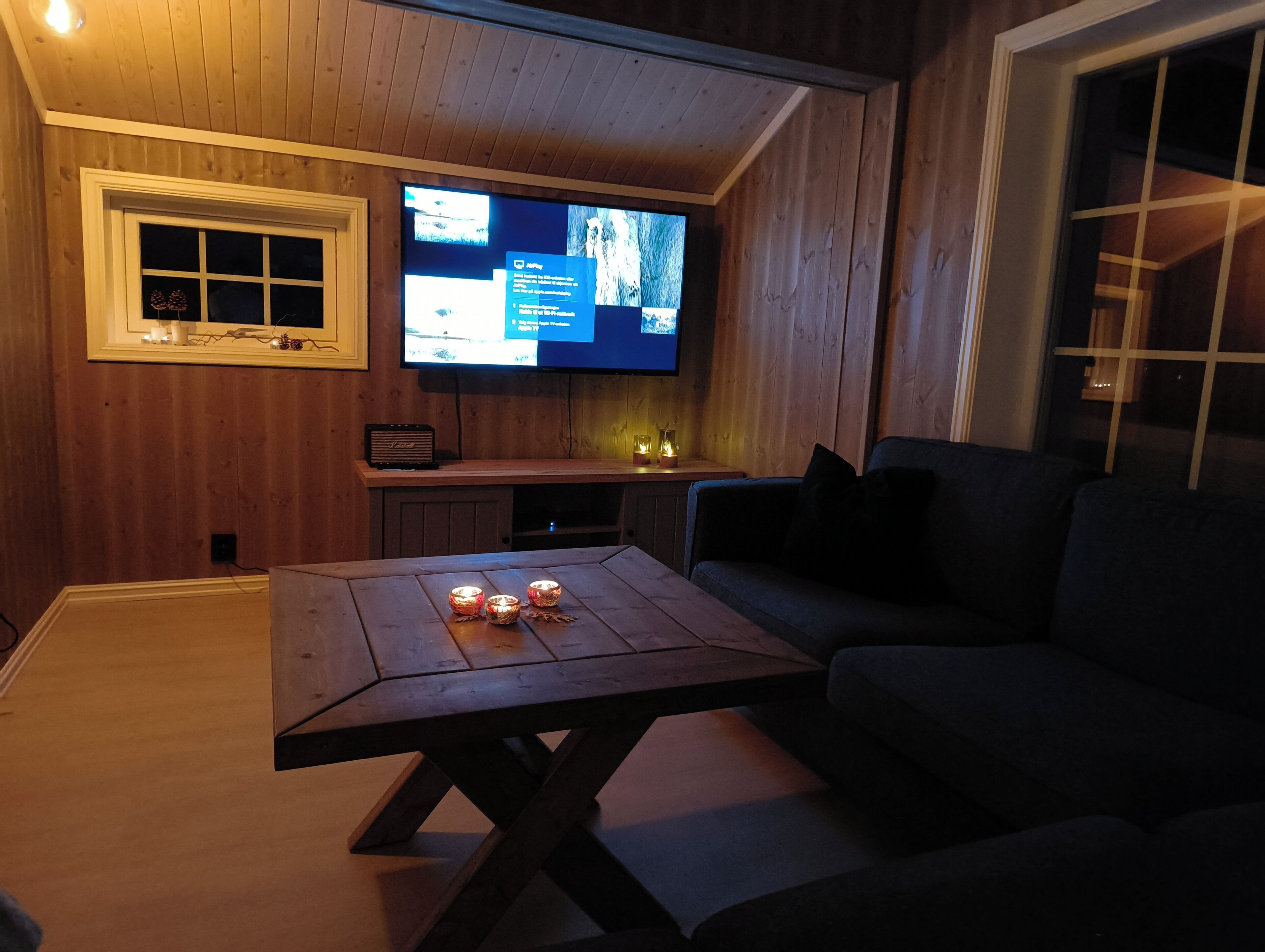 Una Smart TV, una chimenea