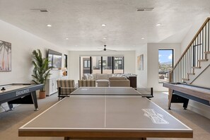 Maison, plusieurs chambres | Salle de jeux