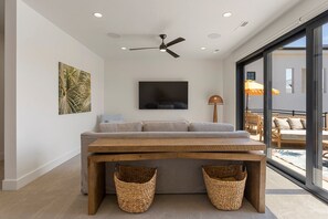 Casa, varias habitaciones | Área de sala de estar | Smart TV
