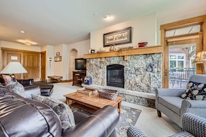 Appart'hôtel, 3 chambres | Coin séjour | TV connectée