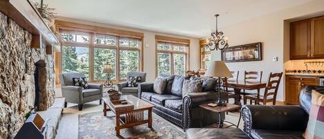 Appart'hôtel, 3 chambres | Coin séjour | TV connectée