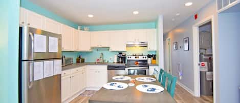 Appartement, 2 slaapkamers | Privékeuken | Een koelkast, een koffiezetapparaat/waterkoker, een broodrooster