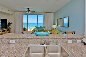 Condo, 2 phòng ngủ | Khu phòng khách