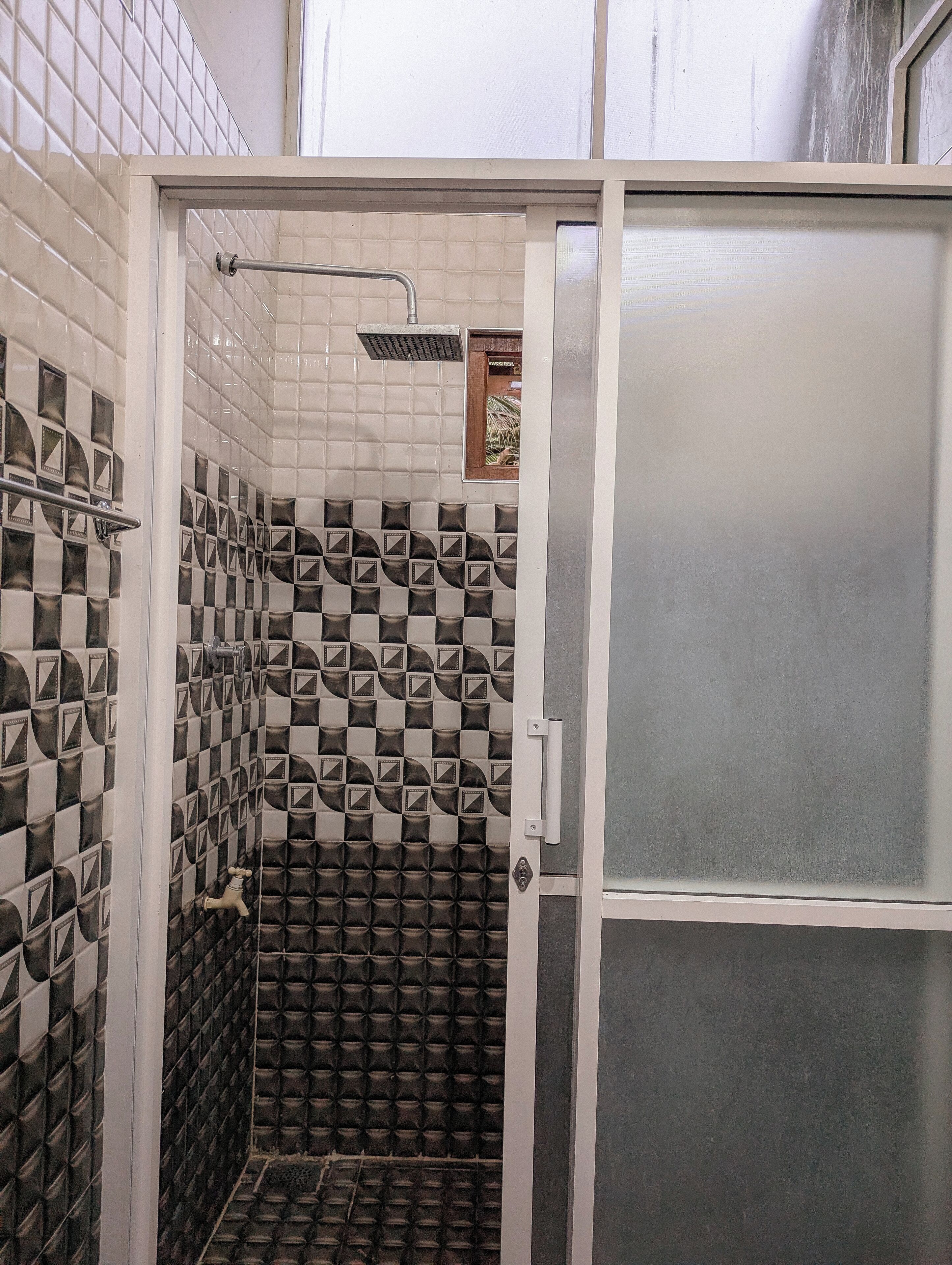 Douche, sèche-cheveux, bidet, serviettes fournies