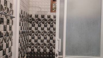 Douche, sèche-cheveux, bidet, serviettes fournies