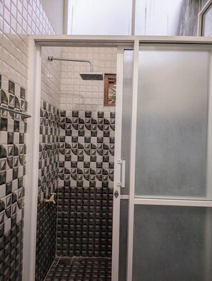 Douche, sèche-cheveux, bidet, serviettes fournies