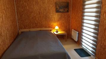 1 bedroom, bed sheets
