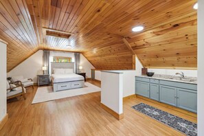 3 bedrooms, desk, WiFi