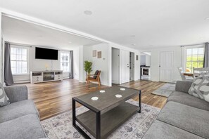 Fernseher, Kamin, Tischfußball, Arbeitsbereiche